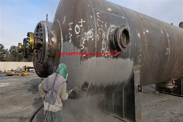 اجرای سندبلاست و رنگ آمیزی اپوکسی و فنول برای مخزن راکتور در صنعت نفت ایران